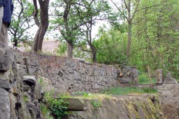 Příkop na západní straně ( © Iva Spurná 7.5.2007)