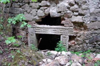 Ruinami napůl zasypané renesanční okénko ( © Iva Spurná 7.5.2007)