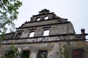 Vysoký renesanční štít jednoho z křídel zámku ( © Iva Spurná 7.5.2007)