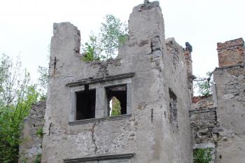 Renesanční věž s průjezdem od brány vysunutá do nádvoří ( © Iva Spurná 7.5.2007)