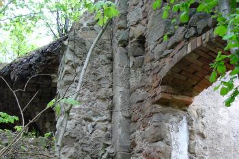 Vystupující armované (jihovýchodní) nároží nejstarší stavby hradu ( © Iva Spurná 7.5.2007)