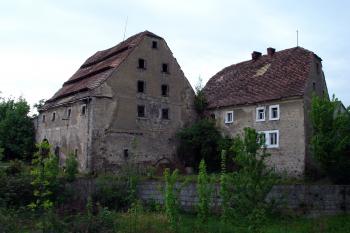 Hospodářský dvůr původně patřící k hradu ( © Iva Spurná 7.5.2007)