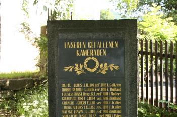 Pomník padlým z I. světové války jižně pod kostelem ( © Ivan Grisa 05/2009)