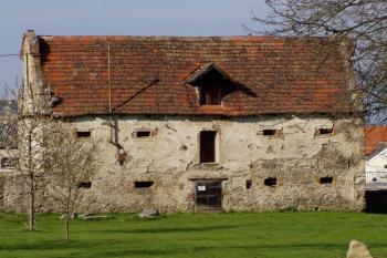 Sýpka v areálu zámku (© Lukáš Pechánek, 04/2010)