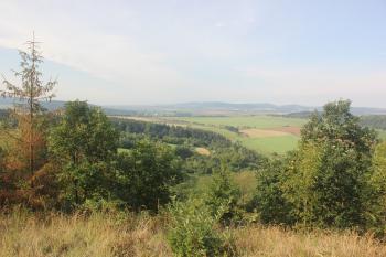 Výhled z lokalita hradiště. (© Luděk Vláčil 09/2015)