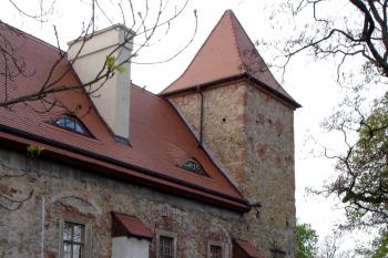 Věž v jihozápadním nároží zámku ( © Iva Spurná 8.5.2007)