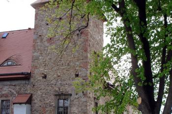 Jihozápadní nároží zámku s věží ( © Iva Spurná 8.5.2007)