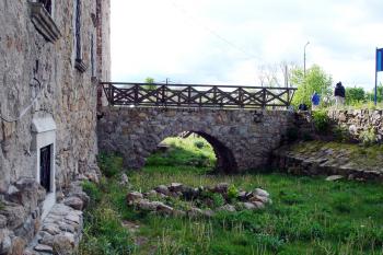Mostek překlenující příkop ( © Iva Spurná 8.5.2007)