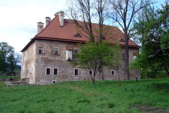 Celkový pohled na zámek od severu ( © Iva Spurná 8.5.2007)