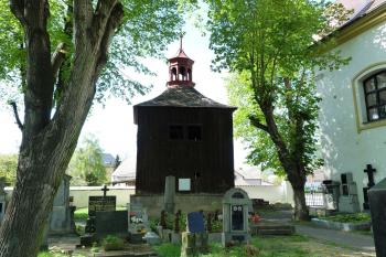  kaple Nejsvětější Trojice - zvonice (© František Kinař, 04/2012)