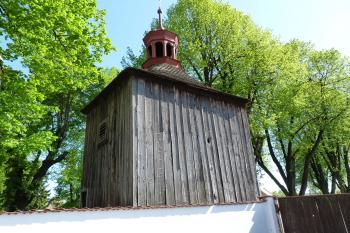  kaple Nejsvětější Trojice - zvonice (© František Kinař, 04/2012)