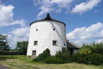 větrný mlýn i s obytným přístavkem od jihovýchodu ( © Jan P. Štěpánek 05/2009)
