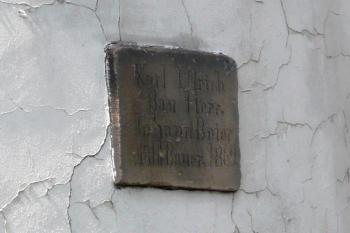 kamenná deska nad vstupem do mlýna informující o stavitelích mlýna v r. 1869 ( © Jan P. Štěpánek 05/2009)