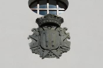 Ditrichštejnský znak nad západním vstupem do kostela (© Jaroslav Valečka, 4/2012)