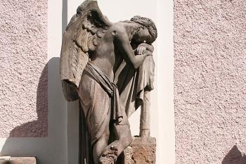 Náhrobek na jižní stěně kostela ( © Ivan Grisa 05/2009)