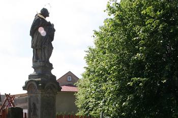 Socha sv. Jana Nepomuckého jižně od kostela ( © Ivan Grisa 05/2009)