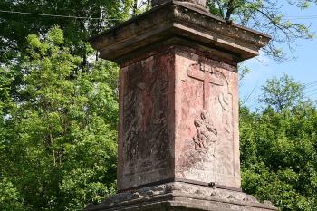 Horní část soklu s výjevy Kristova utrpení ( © Ivan Grisa 05/2009)