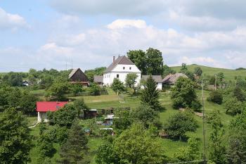 Horní tvrz z kopce nad kostelem sv. Petra a Pavla ( © Ivan Grisa 05/2009)