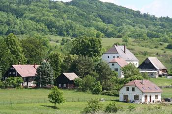 Areál tvrze ze silnice Volfartice - Žandov ( © Ivan Grisa 05/2009)