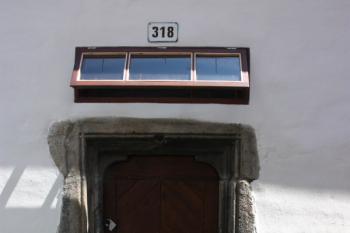 Portál jedné z bývalých klášterních budov severně od kostela ( © Ivan Grisa 05/2010)