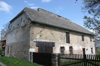 Dům, přisazený k jižní stěně kostela ( © Ivan Grisa 05/2010)
