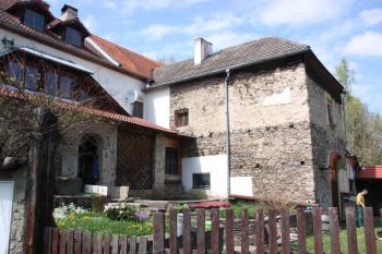 Dům severovýchodně od závěru kostela ( © Ivan Grisa 05/2010)