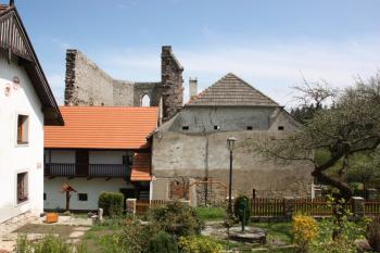 Bývalý kostel a sousedící objekty od západu ( © Ivan Grisa 05/2010)