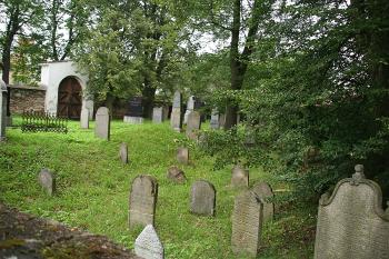 Pohled přes západní hřbitovní zeď  ( © Ivan Grisa 06/2009)