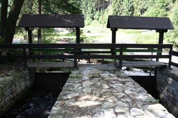 Začátek přívodního kanálu na pravém břehu Vydry ( © Ivan Grisa 07/2007)