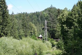 Přívodní kanál s vedením vysokého napětí ze sousední elektrárny Vydra ( © Ivan Grisa 07/2007)