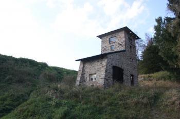 Ovládací budova výpusti akumulační nádrže ( © Ivan Grisa 09/2009)