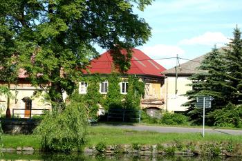 dům, v jehož dvorním traktu stojí synagoga ( © Milan Caha 05/2009)
