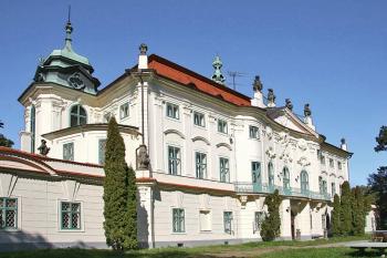 Jižní průčelí ( © Luděk Pitter 09/2005)