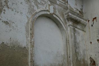 zazděné synagogální okno ( © Milan Caha 05/2009)