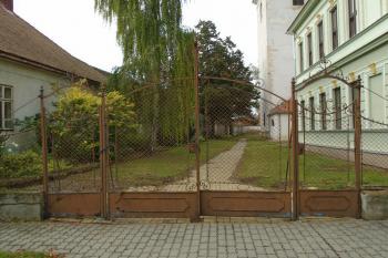 vstupní vrata do areálu kostela (© Jaroslav Špiroch  09/2024)