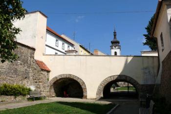 Most přes parkán v prostoru bývalé Putimské brány (© Jiří Cukr, 08/2009)