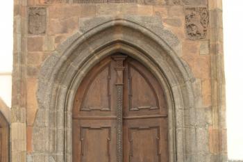 vsupní portál na západním průčelí ( © Milan Caha 05/2009)