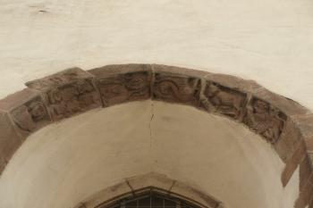 špaleta okna nad západním portálem - oblouk s atributy Evangelistů (anděl, orel, býk, lev) ( © Milan Caha 05/2009)