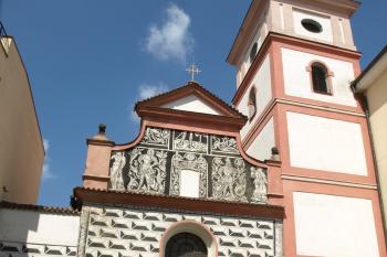průčelí kostela z náměstí ( © Milan Caha 05/2009)