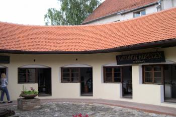 Severovýchodní část nádvoří ( © Ivan Grisa 08/2005)
