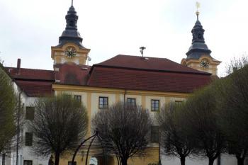 Radnice od hradního paláce (© Jiří Cukr, 04/2010)
