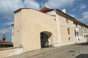 průčelí domu se zasazenými dělovými koulemi ( © Milan Caha 05/2009)