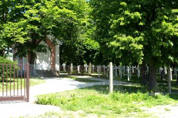 vstup na hřbitov a novogotická hřbitovní kaple ( © Milan Caha 05/2009)