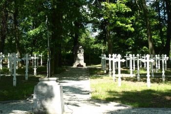 druhý z centrálních pomníků ( © Milan Caha 05/2009)