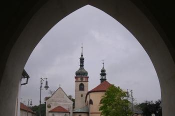 Průhled průjezdem ke kostelům sv. Václava a Klimenta ( © Ivan Grisa 09/2005)