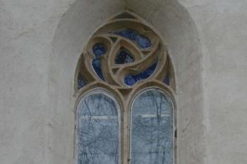 okno presbytáře s kružbou zakončenou kruhem s vepsanými rotujícími plamínky ( © Pavel Zany Komárek 22.12. 2006)
