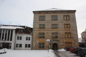 Hlavní zámecká budova z nádvoří (od západu) ( © Ivan Grisa 01/2010)