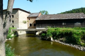 Pohled od náhonu. Vlevo je mlýnice, vpravo pila (© Jaroslav Šefčík, 05/2009)