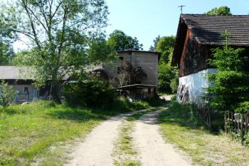 Od východu je jasně patrná zanedbanost  (© Jaroslav Šefčík, 05/2009)