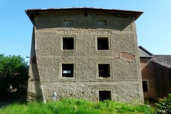 Patrné zbytky nápisu na mlýnici (© Jaroslav Šefčík, 05/2009)